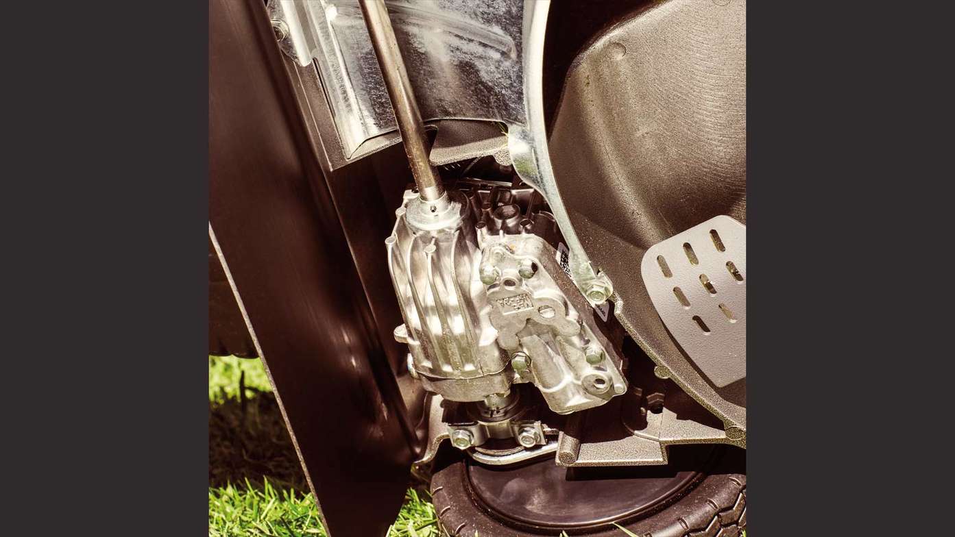 Nahaufnahme: gusseiserne Antriebswelle eines Honda HRD-Rasenmähers