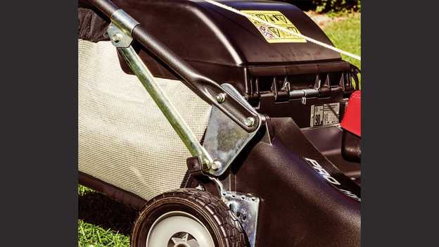Nahaufnahme: großer Grasfangsack eines Honda HRD-Rasenmähers in einem Garten.