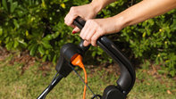 Honda HRE-Rasenmäher, Nahaufnahme von Bremsen, Gartenumgebung.