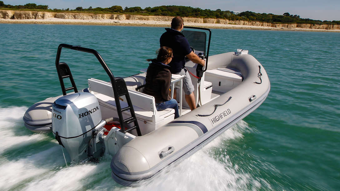 Boot mit BF80-Motor, Einsatz nach Modell, an der Küste