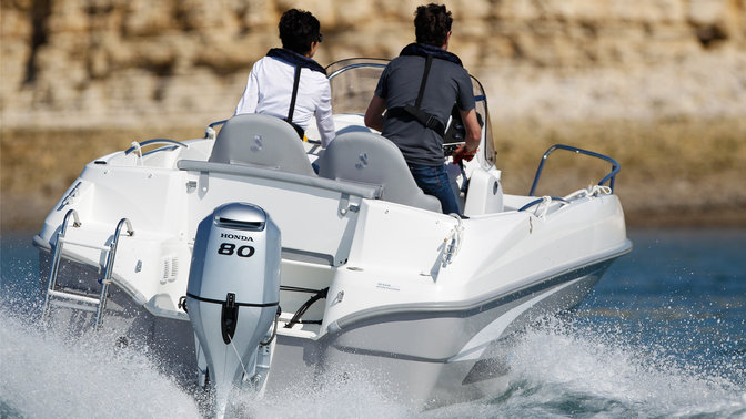 Boot mit BF80-Motor, Einsatz nach Modell, an der Küste