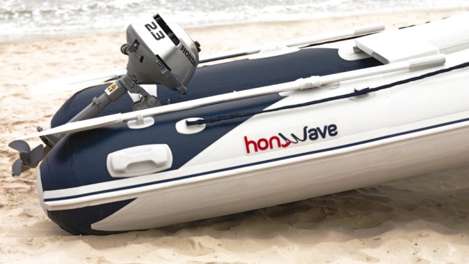 Seitenansicht eines Honda Schlauchboots, am Strand