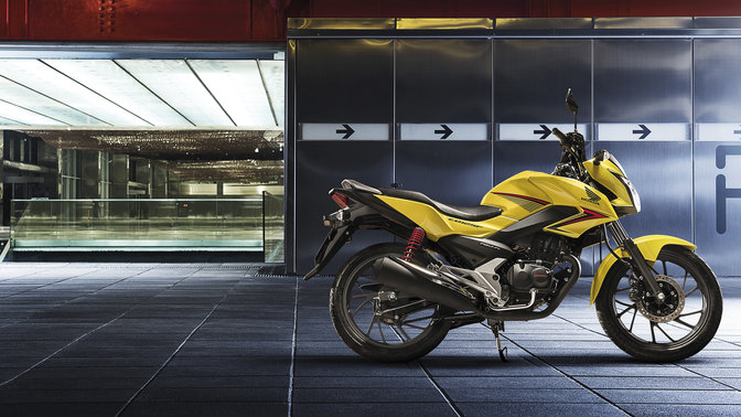 CB125F in Pearl Twinkle Yellow, Seitenansicht, nach rechts weisend, geparkt (Stadtgebiet)