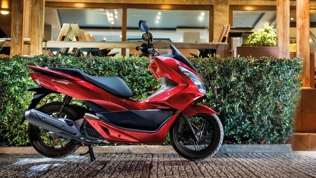 Honda-Scooter-PCX125-Location-Pearl Siena Red-Geparkt