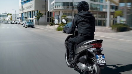 3/4-Heckansicht eines Vision Rollers mit Fahrer auf einer Straße in der Stadt.