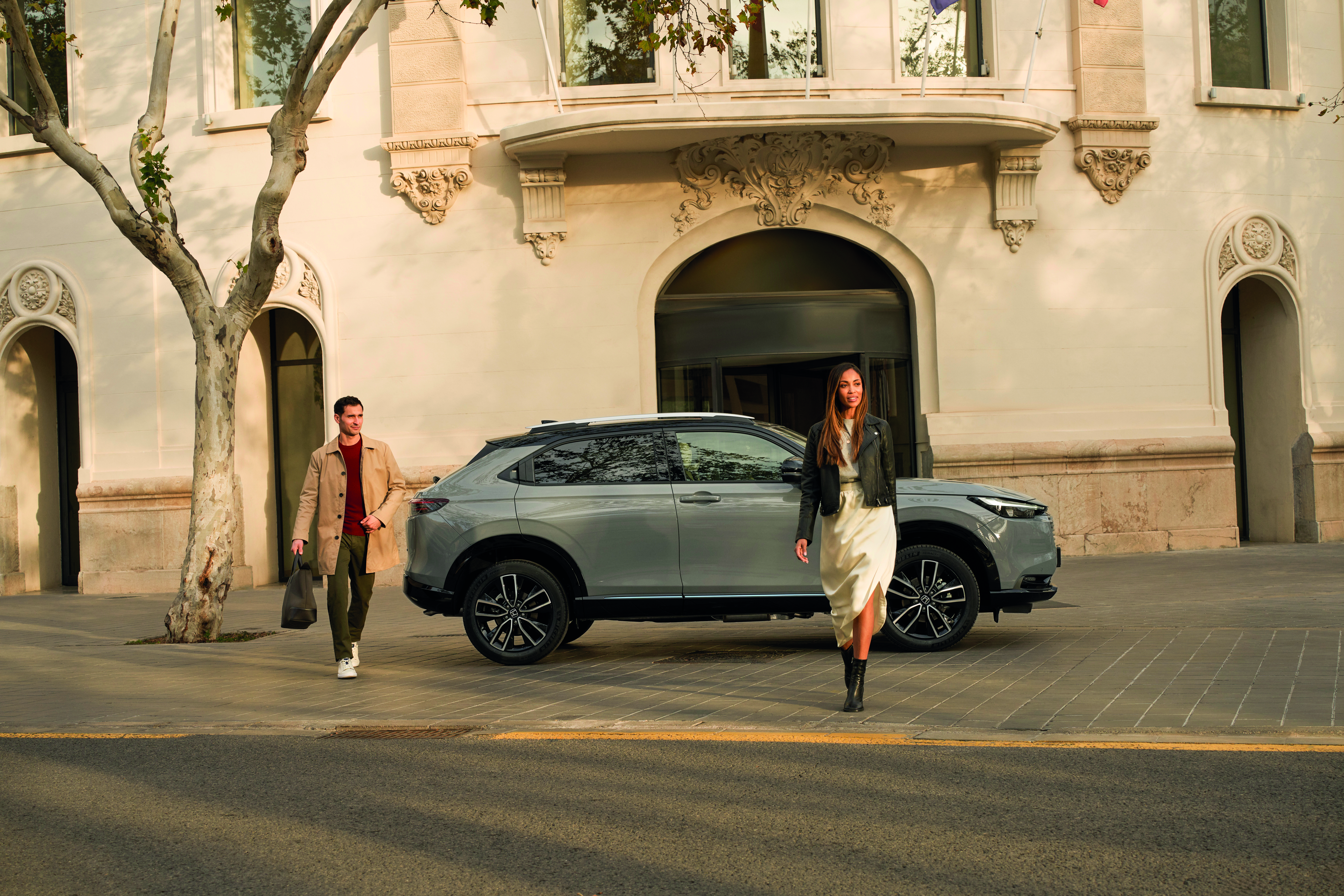 Ein Paar geht von einem Honda Fahrzeug weg