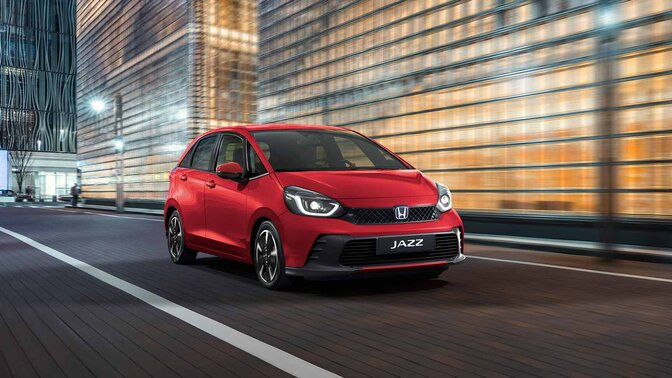 Honda Jazz in Seitenansicht im schnellen Stadtverkehr.