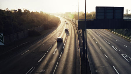 Autobahn im Sonnenuntergang
