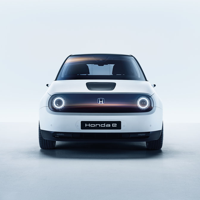 Vorderansicht des weißen Honda E Elektroautos