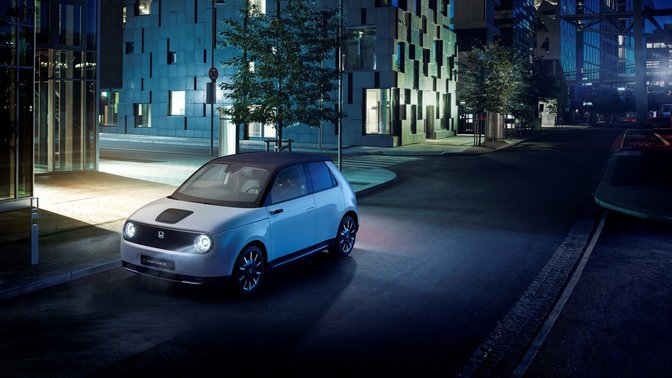 Vorderansicht des weißen Honda E Elektroautos auf der Straße in der Nacht