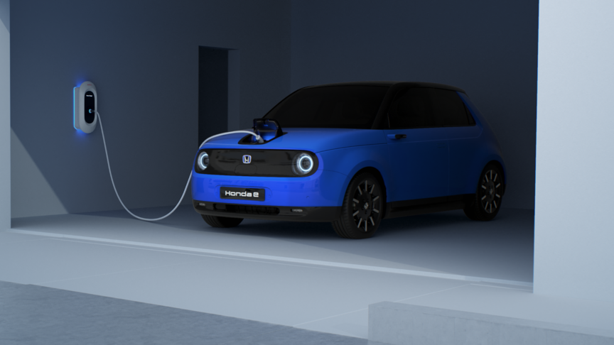 abgewinkelte Ansicht des blauen Honda E Elektroautos, das vom Honda-Ladegerät aufgeladen wird