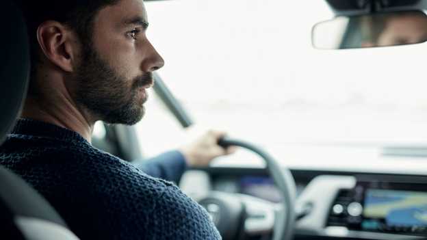 Fahrer am Lenkrad, Nahaufnahme