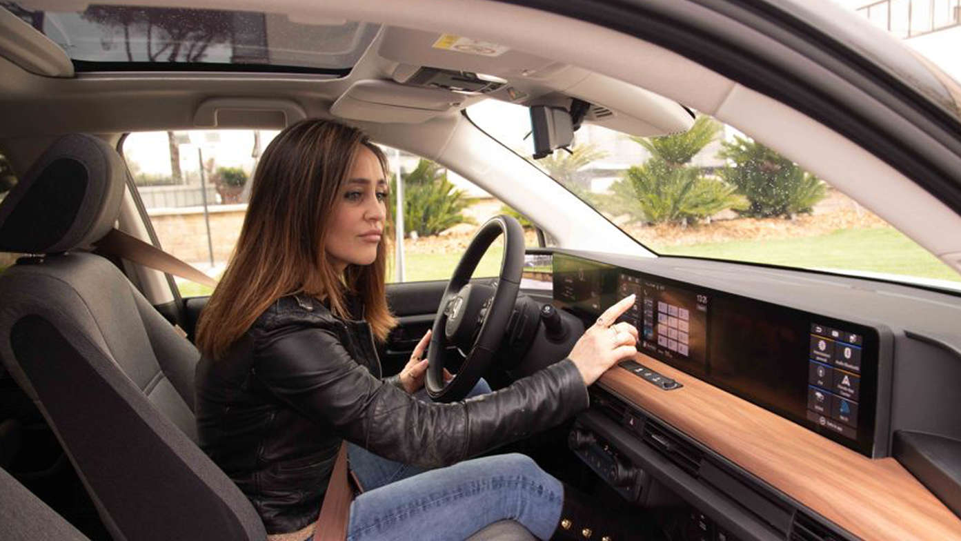 Das Infotainmentsystem mit Doppeldisplay ist für Fahrer und Beifahrer stets einfach zu erreichen