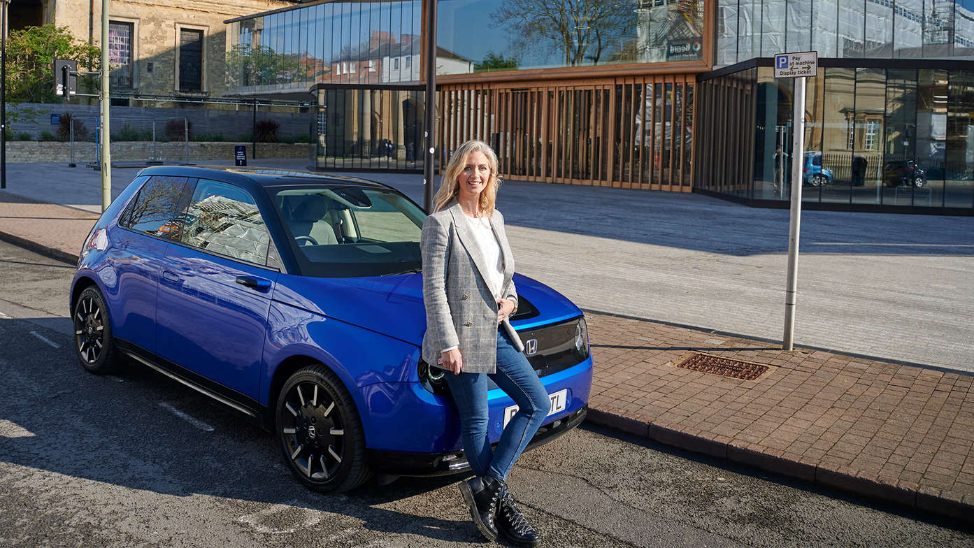 Hayley McQueen ist eine Fernsehmoderatorin in Großbritannien, die mit dem Honda e eine Tour durch das inspirierende Oxford gemacht hat