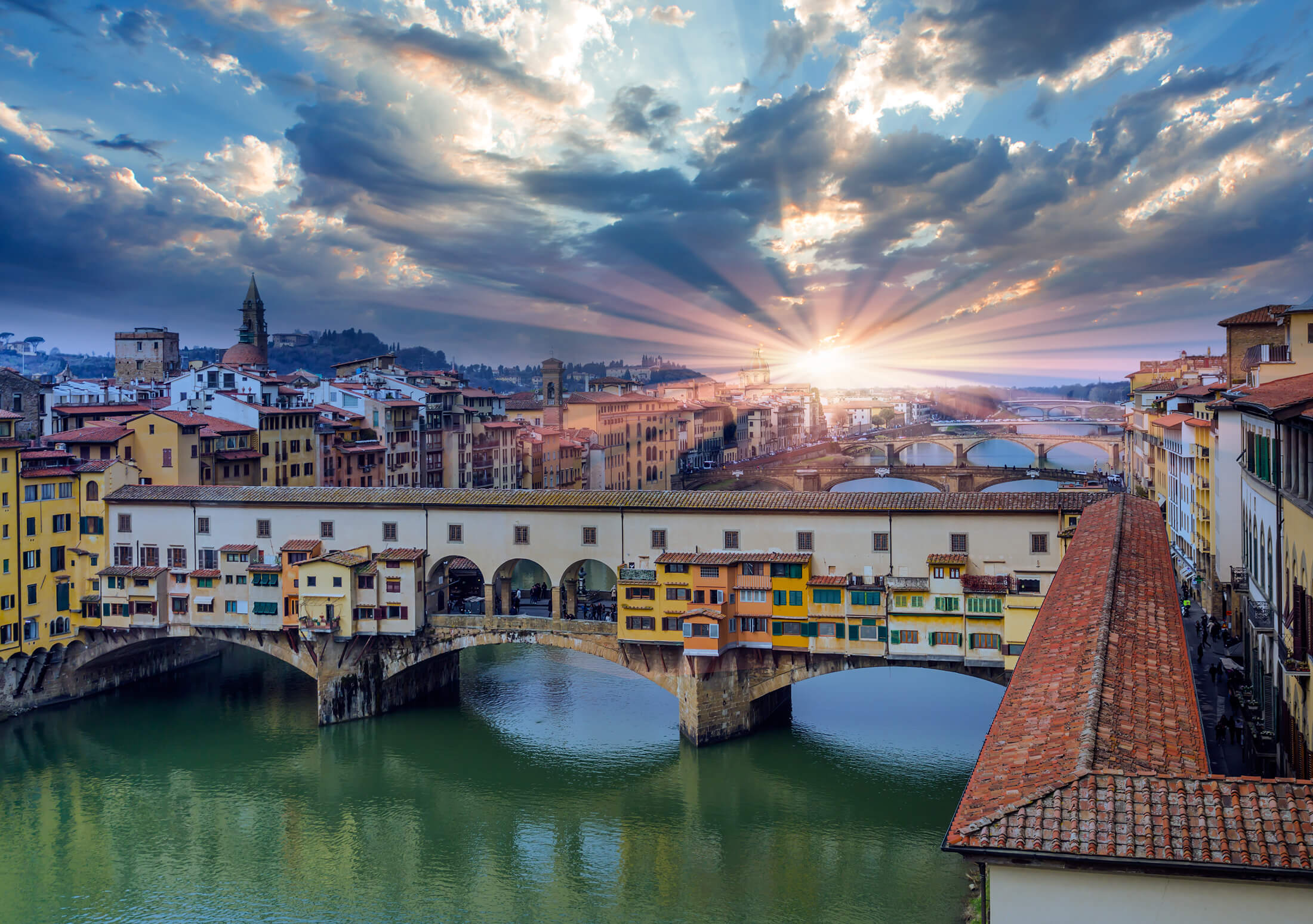 Die Sonne über der Ponte Vecchio in Florenz, Italien