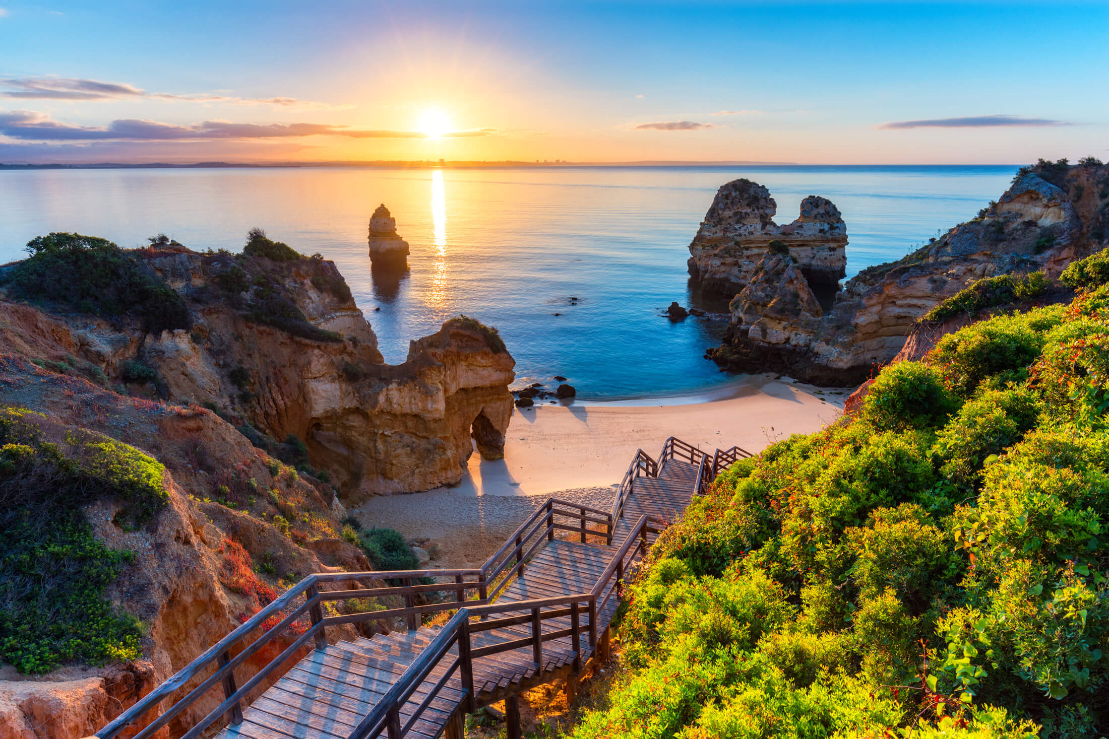 Stufen hinab zu einem verborgenen Strand an der portugiesischen Algarveküste