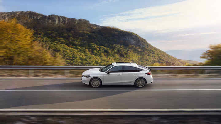 Honda Civic beim Fahren in einer Bergregion.