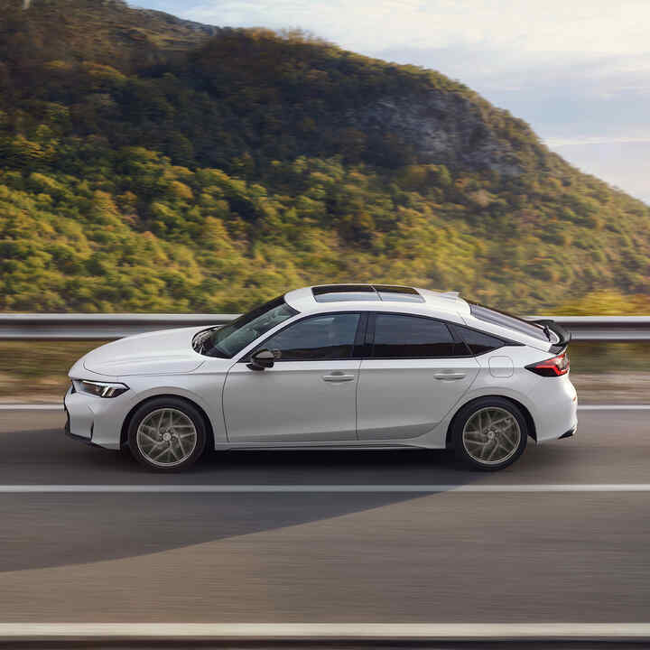Honda Civic Hybrid in Bewegung auf einer Autobahn, mit Blick auf die Landschaft.