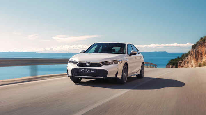 Honda Civic Hybrid in Bewegung auf einer Autobahn.