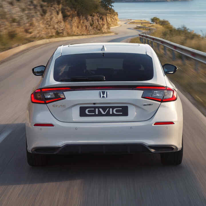 Nahaufnahme der Rückseite des Honda Civic Hybrid in Bewegung auf einer Autobahn.