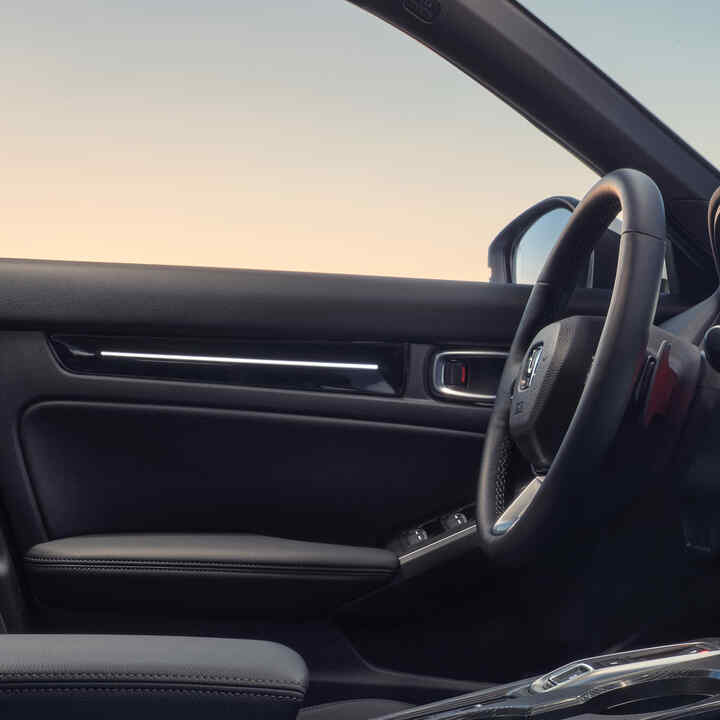 Innenraum des Civic Hybrid mit Fokus auf die Ambientebeleuchtung.