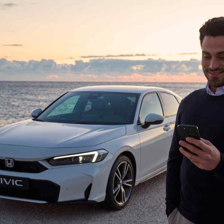 Nahaufnahme des Kombiinstruments des Honda Civic Hybrid.