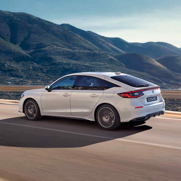 Honda Civic Hybrid in Bewegung auf einer Autobahn, in einer landschaftlichen Ansicht.