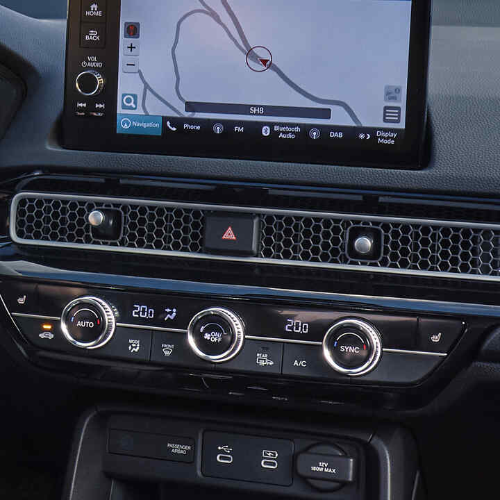 Innenraum des Civic Hybrid, mit Schwerpunkt auf dem Armaturenbrett und den wabenförmigen Lüftungsöffnungen