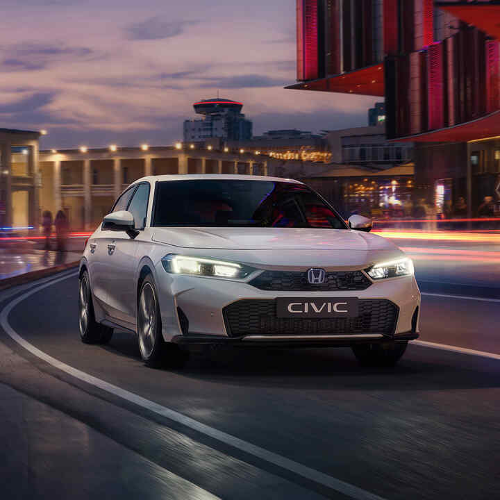 Civic Hybrid in einer Stadt, auf der Straße, in der Dämmerung