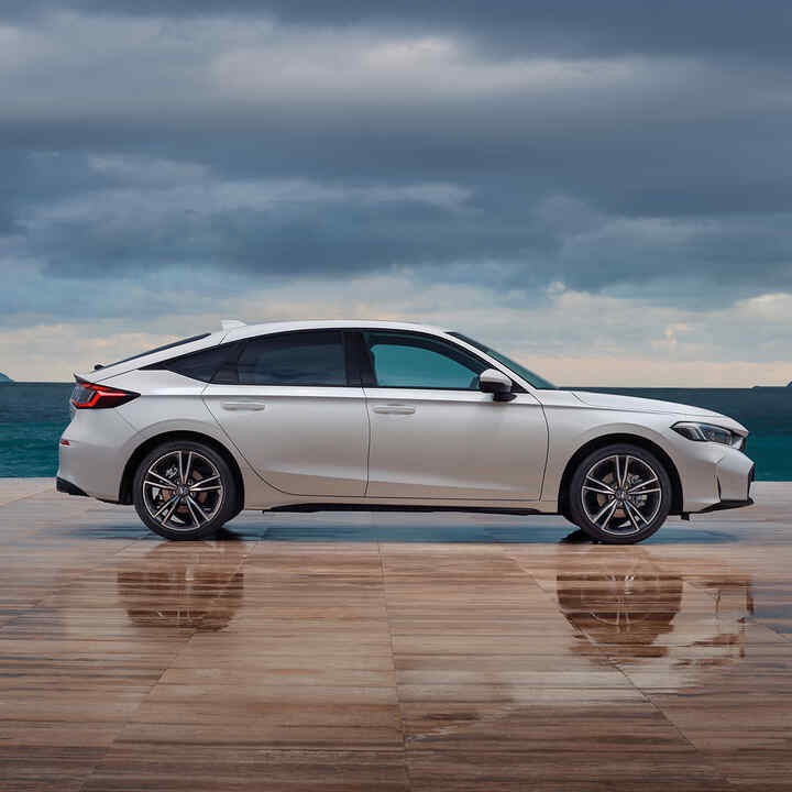 Seitenaufnahme eines Civic Hybrid neben einem Meer