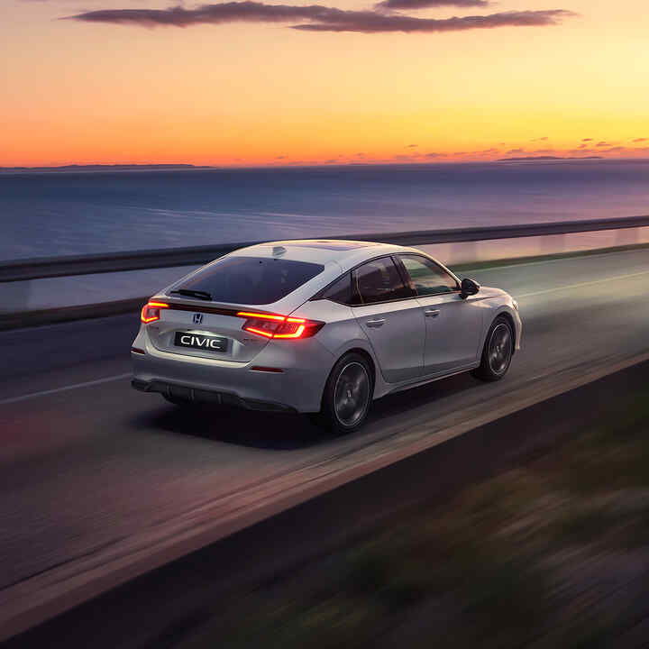 Ein Civic Hybrid fährt in den Sonnenuntergang.
