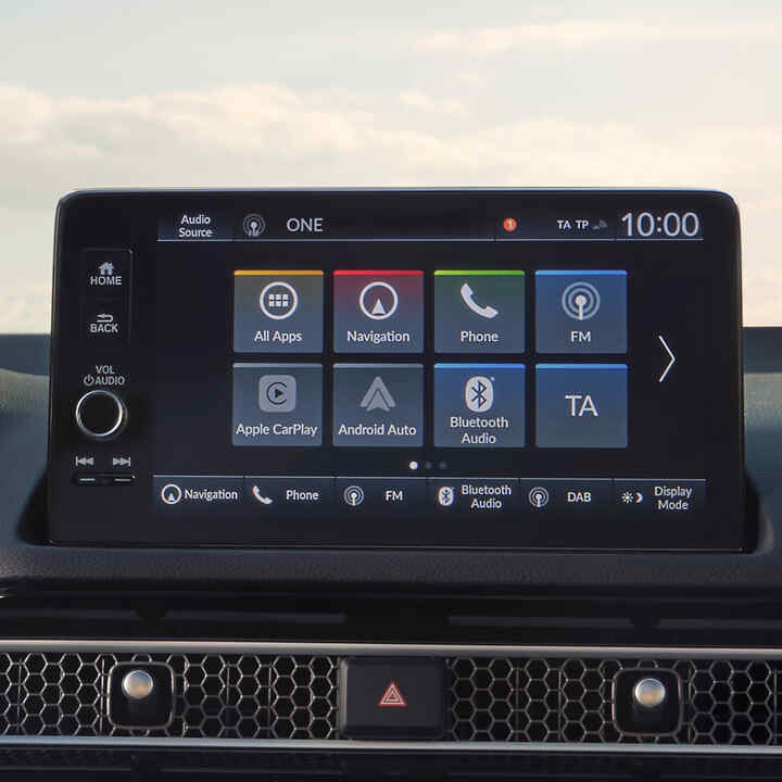 Innenraum des Civic Hybrid, mit Schwerpunkt auf dem Touchscreen.