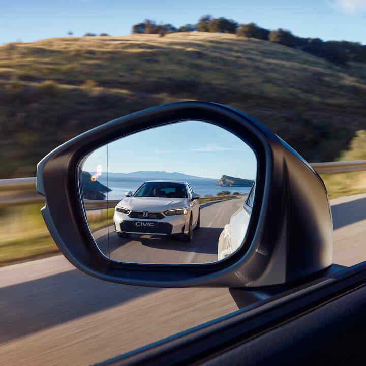 Ein Bild des Civic Hybrid, aufgenommen in einem Außenspiegel.