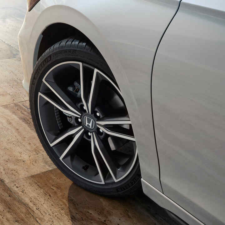 Nahaufnahme des Leichtmetallrads des Civic Hybrid. 