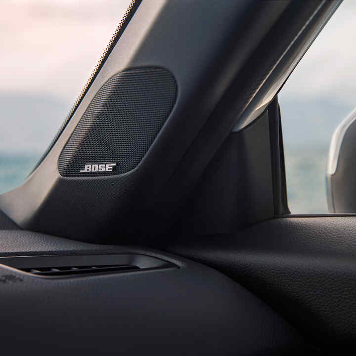 Nahaufnahme des Bose-Logos und der Lautsprecher im Inneren des Civic Hybrid.