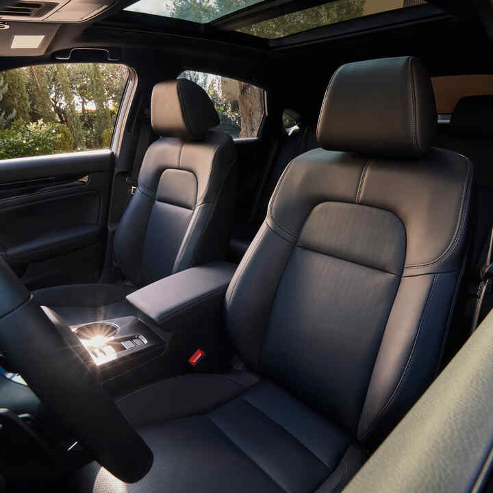 Der Innenraum des Civic Hybrid, mit Blick auf die Vordersitze.