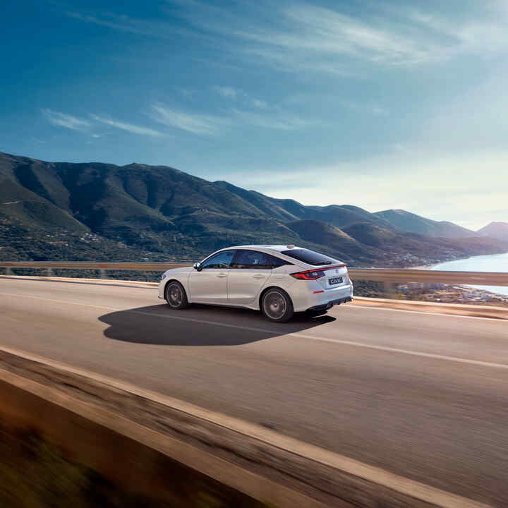 Honda Civic Hybrid in Bewegung auf einer Autobahn, in einer landschaftlichen Ansicht.