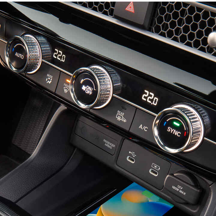 Nahaufnahme der Klimabedienelemente des Civic Hybrid.