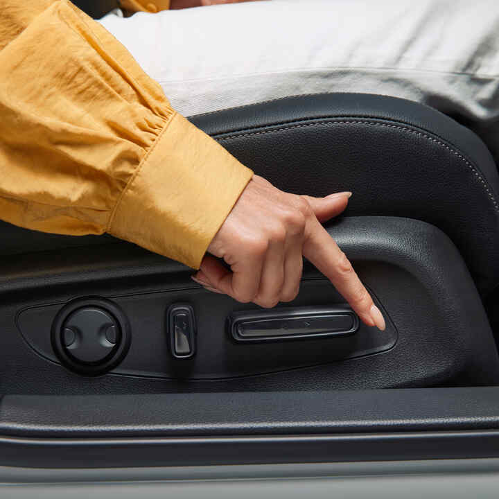 Nahaufnahme der Bedienelemente für den Sitz des Honda Civic Hybrid.