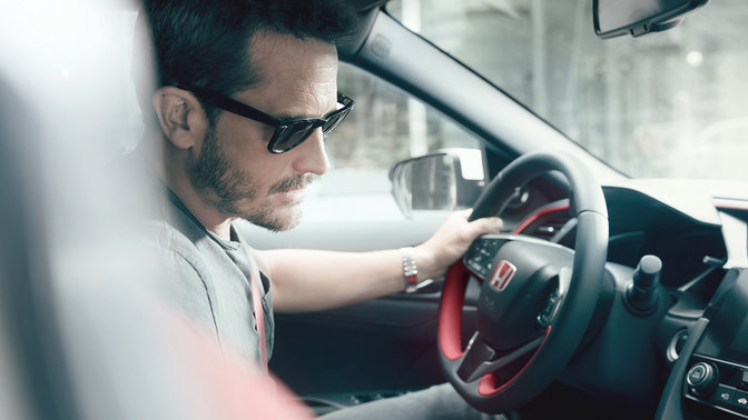Modell mit Honda Civic Type R Spracherkennungssystem