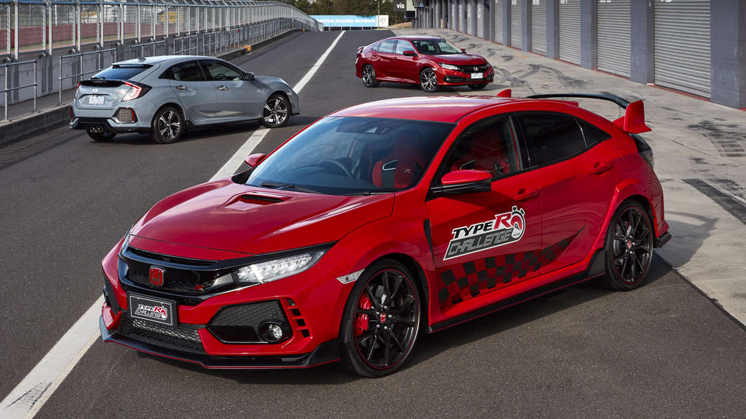 3/4-Vorderansicht des Honda Civic Type R auf dem Nürburgring.