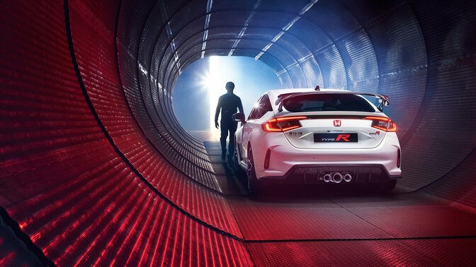 Honda Civic Type R, 3/4-Heckansicht, abgestellt in einem Tunnel.