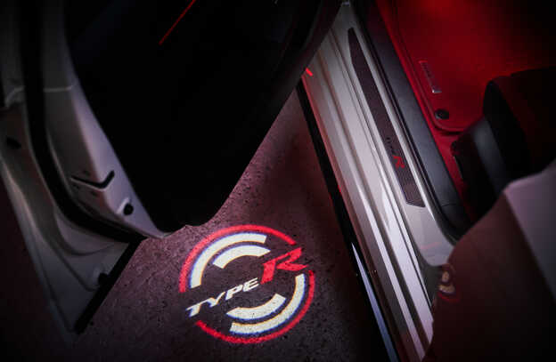 Nahaufnahme des beleuchteten Type R Logoprojektors.
