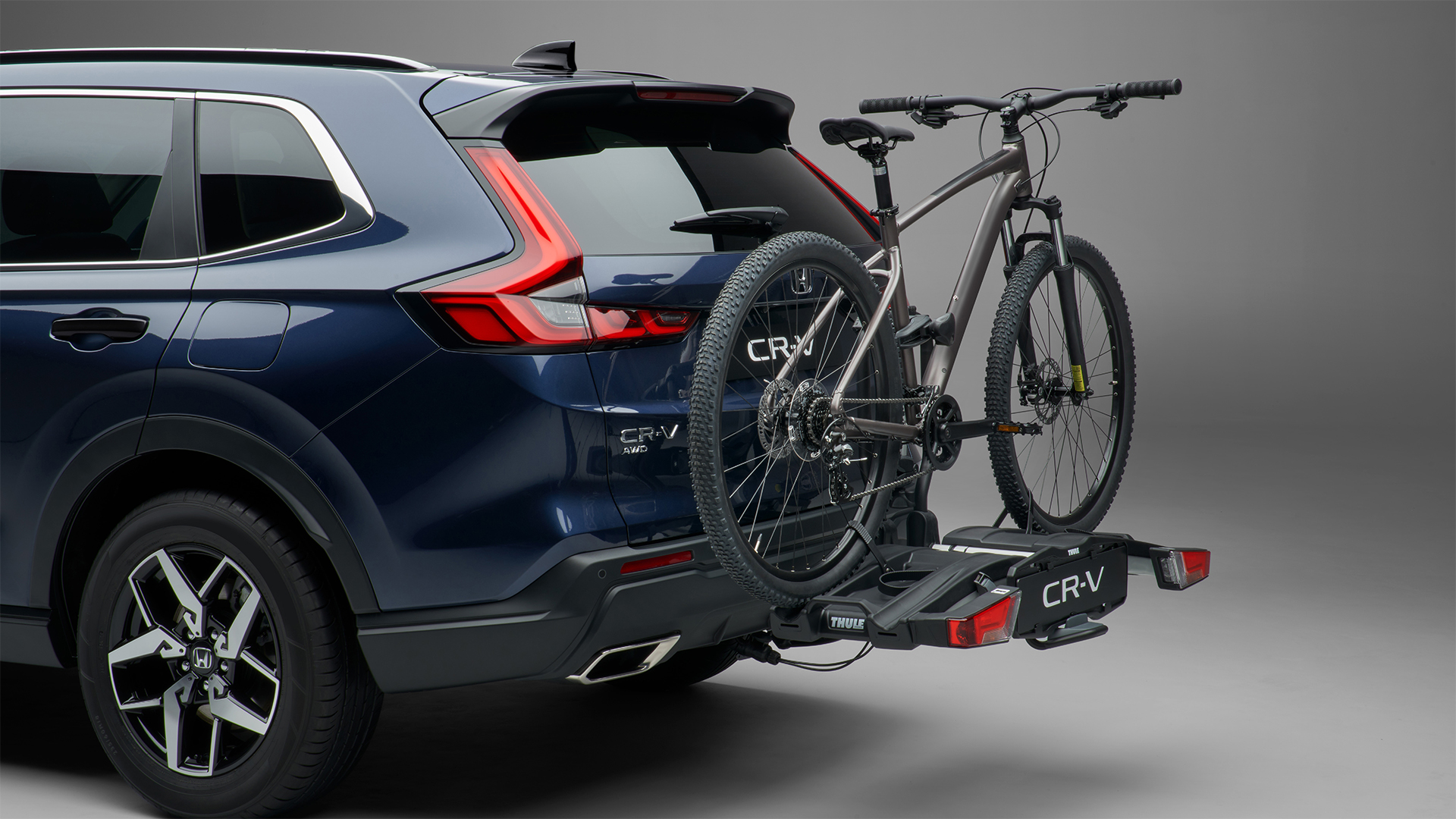 Honda CR-V Hybrid, 3/4-Heckansicht mit Fahrradträger.