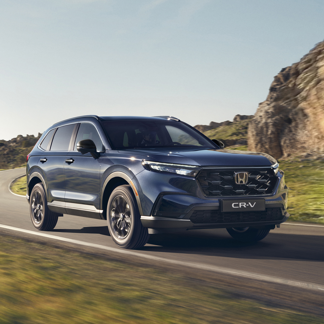 Blauer CR-V auf einer Gebirgsstraße