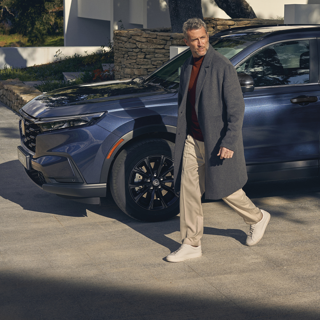 Honda CR-V Hybrid, Seitenansicht mit Model.