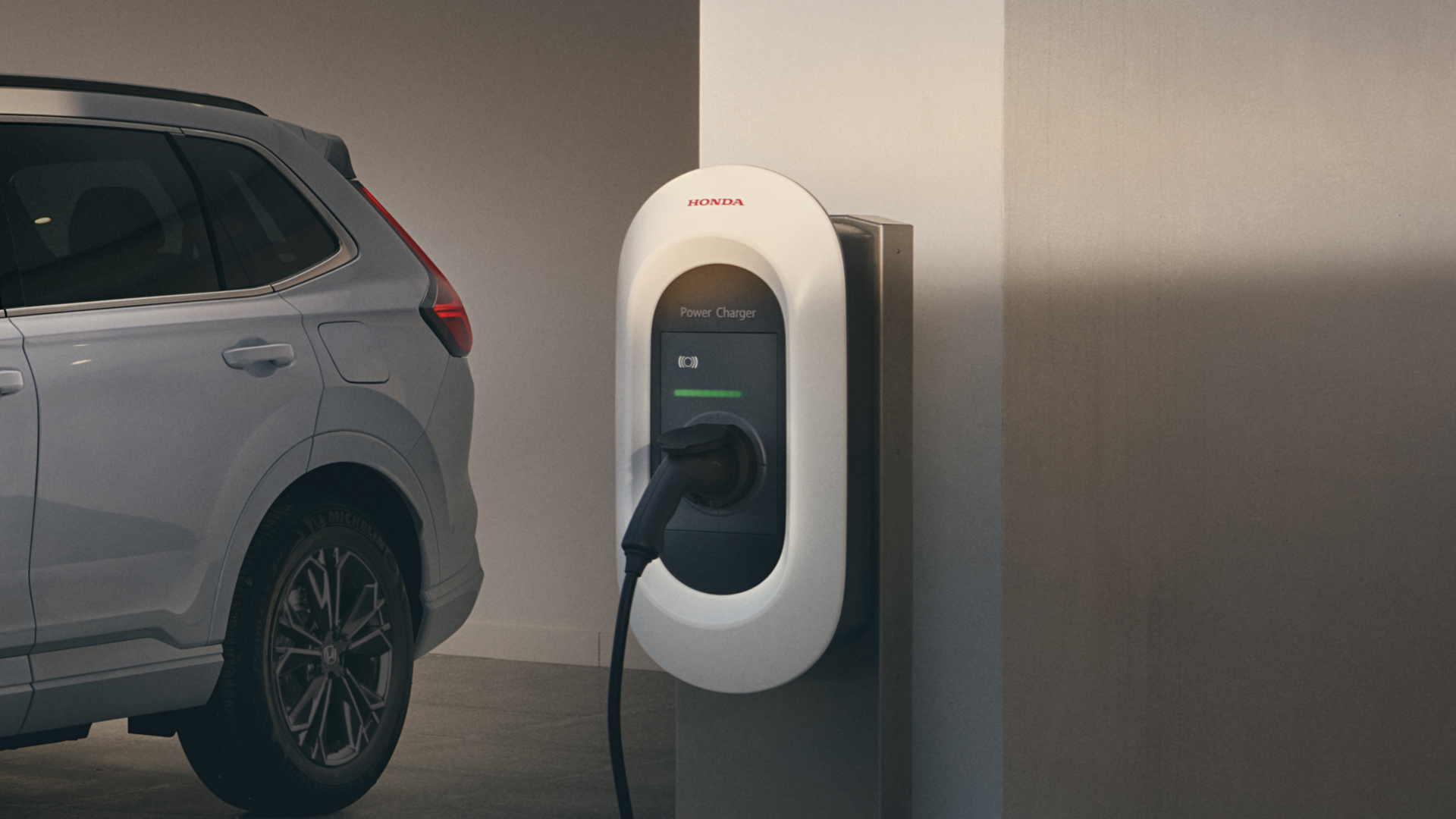 Honda CR-V Hybrid, 3/4-Frontansicht, mit angeschlossenem Ladekabel.