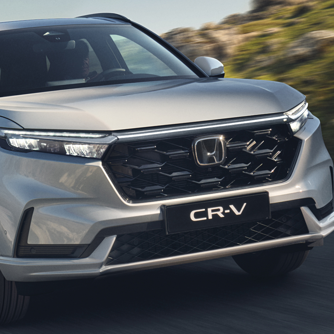 Honda CR-V Hybrid, 3/4-Frontansicht im Gebirge.
