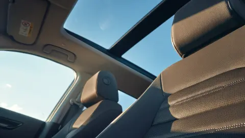 CR-V Hybrid SUV, Innenaufnahme mit Panorama-Glasschiebedach.