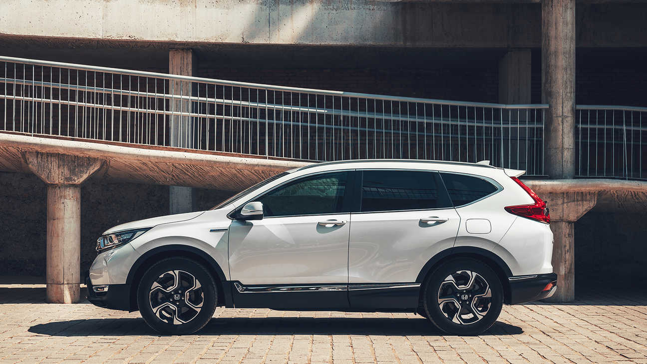 Honda CR-V Hybrid, Seitenansicht auf der Straße.